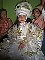  Entre los personajes más icónicos de la celebración de Corpus Christi en Suchiapa, se encuentra la "Reinita", es el único infante danzante junto al Gigantillo. Las reinitas son dos niñas que bailan siempre junto a sus ayudantes Malanches, ellas tienen su propia ruta de baile independiente a la de los otros danzantes. Suchiapa, Chiapas, México, 2017. Cortesía de Mariela TC.