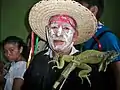 El "Chamula", es el único personaje que representa al pueblo y no necesita de preparación para danzar, normalmente los chamulas se mueven bailando libremente entre los danzantes principales y pero comúnmente molestan a los tigres. Suchiapa, Chiapas, México, 2017. Cortesía de Mariela TC.