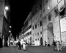 Corso Vannucci: a la derecha el Arco dei Priori