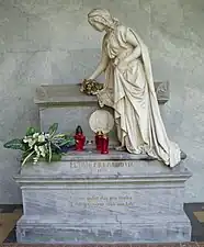 Una representación alegórica de la Madre Croacia que adorna la tumba de su hijo, el poeta Petar Preradović.