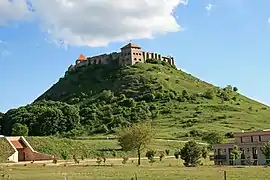 El castillo de Sümeg desde una autovía cercana