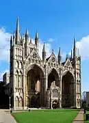 Fachada occidental de la Catedral de Peterborough.