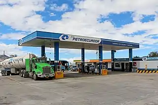 Estación de combustibles de Petroecuador, empresa petrolera de Ecuador. Este país ha sido miembro fluctuante de OPEP por 32 años.