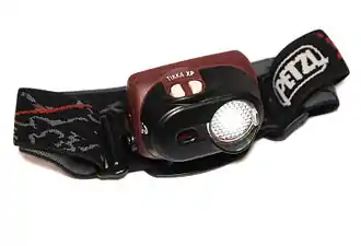 Lámpara LED Petzl con pilas combinadas con la lámpara