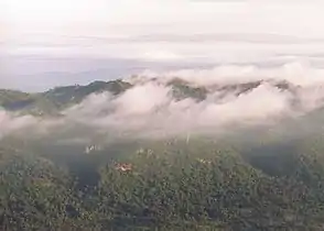 La cresta de Luak en niebla matutina con el valle de Sonthi en frente