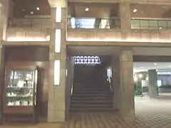 Vista interior de la entrada principal del hotel