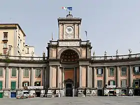 Foro Carolino (1757-1765), de Luigi Vanvitelli, ejemplo del urbanismo barroco napolitano