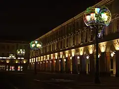 La plaza por la noche