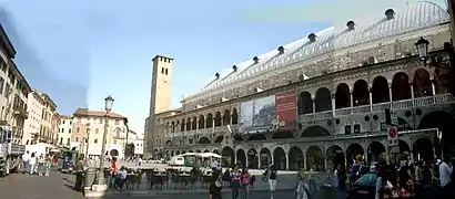 El Palazzo della Ragione, visto desde la Piazza dei Frutti.