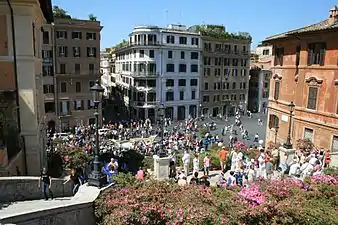 Plaza de España (Roma), situada a distintos niveles, una amplísima escalinata salva el desnivel. El nombre hace referencia a la presencia de la Embajada de España.
