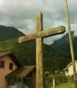 Cruz de madera junto a la Vía Francígena.