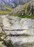 Escalones de roca en el camino de ascenso.