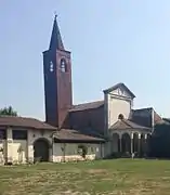 La abadía de San Albino con su torre inclinada en Mortara.