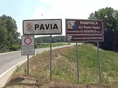 Señalización a la entrada de Pavía.