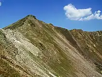 Pico Tres Provincias (2498 m), el techo leonés del macizo de Fuentes Carrionas, un trifinio León-Palencia-Cantabria