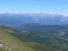 La Fuente del Chivo es un mirador excepcional de los macizos Oriental y Central de los  Picos de Europa, la sierra de Peña Sagra, el valle de Polaciones y el mar Cantábrico.