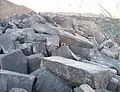 Enigmáticos bloques de piedra abandonados en la cima de una loma en Paranjáyoc.