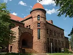 Pillsbury Hall, en el campus de la Universidad de Minneapolis, Minnesota. Arquitecto LeRoy Buffington, diseñador Harvey Ellis, 1887.