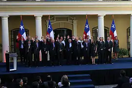 Primer gabinete de Piñera, presentado el 9 de febrero de 2010 en el Museo Histórico Nacional de Chile.