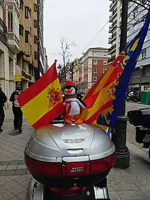 Una moto con un peluche de un pingüino en Valladolid