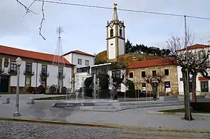 Casa Seixas y Torre del Reloj desde la plaza Sacadura Cabral