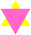 El triángulo rosa sobre el amarillo representaba a homosexuales judíos en los campos de concentración Nazi.