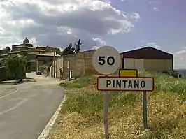 Vista de la entrada al núcleo de Pintano.