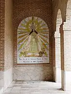 Mosaico con la imagen de Nuestra Señora de la Asunción, en la zona norte del atrio.