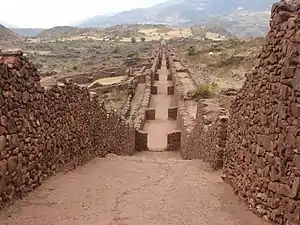 Calle de Piquillacta (cultura Huari), Perú, siglo VI al XII d. C.