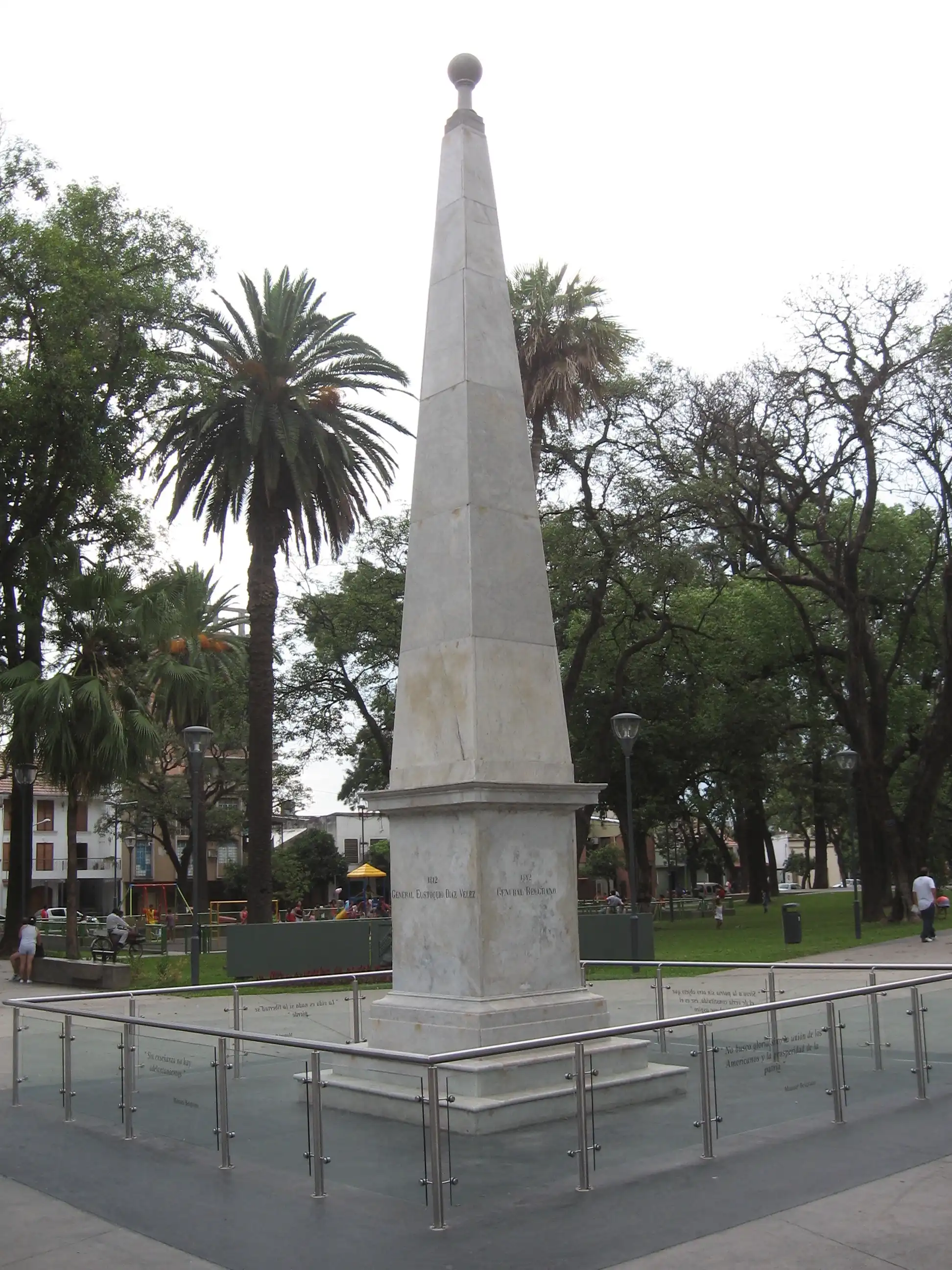 Pirámide Plaza Belgrano