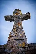 Crucifijo de piedra en el cementerio.