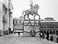 La estatua cuando se encontraba en el atrio de la Catedral de Lima