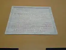Placa que recuerda la visita de la reina Isabel II y su consorte al edificio.