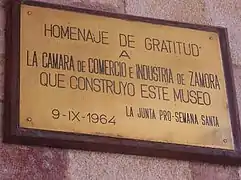 Placa conmemorativa a la cámara de comercio.