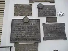 Placas conmemorativas en la fachada del museo.