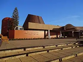 Planetario Chile, finalizado en 1985, de arquitectura moderna con algunos elementos googie.