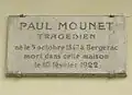 Una placa recuerda que Paul Mounet falleció en el n° 63 de la calle en 1922.