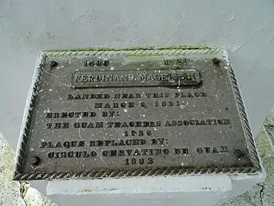 Placa del monumento conmemorativo de la llegada de Magallanes a Guam.