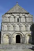 Fachada con piñón en la iglesia Saint-Cybard de Plassac
