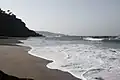 Vista desde la playa en dirección a Gijón.