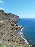 En primer término, playa de Cueva del Agua y El Balayo.