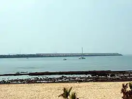 Espigón al final del río Guadalete, en la Playa de la Puntilla, en El Puerto de Santa María, Cádiz, España.