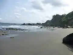 La playa con marea baja.