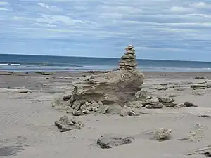 Parte dela playa erosioanda por el mar.