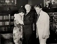 De izq. a der.: Kitty Gordon, un actor desconocido y Mahlon Hamilton en Playthings of Passion (1919)