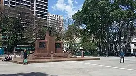 Plaza Manuel Belgrano con el monumento en el centro