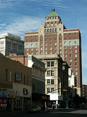 El Plaza Hotel (El Paso), anteriormente conocido como Hilton Hotel.