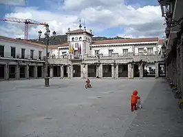 La casa consistorial en la plaza Mayor.