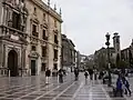 Plaza Nueva, vista hacia el este, con la Iglesia de San Gil y Santa Ana a la derecha.