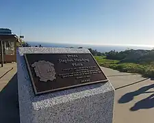 Placa de la plaza Stephen Hawking, cerca del cabo.